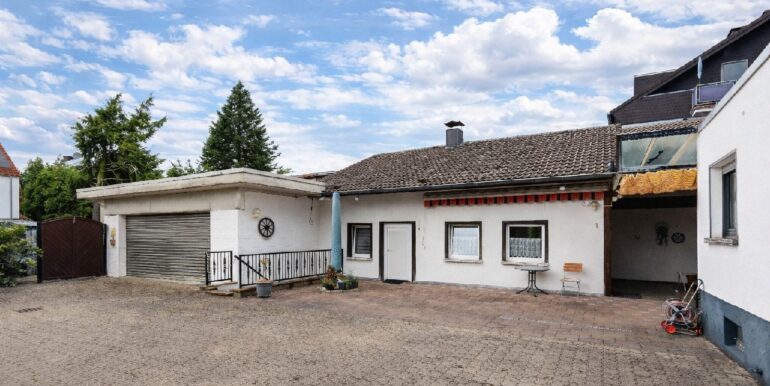 Nebengebäude und Hof