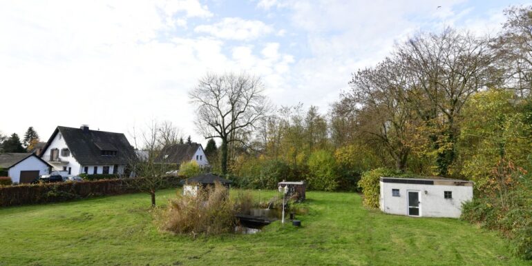 Blick in den Garten mit Nebengebäude