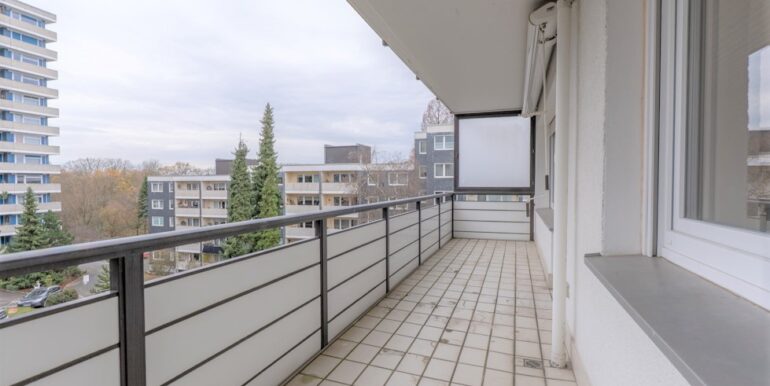 Der ca. 12m² große überdachte Balkon