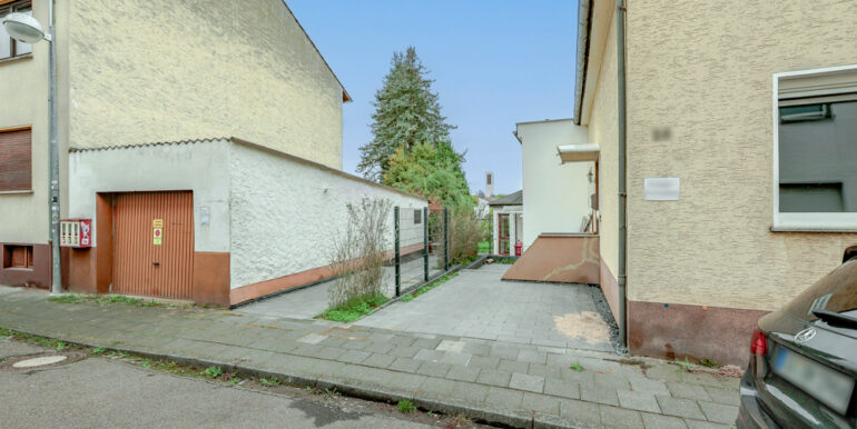 Garage mit angrenzendem Abstellraum