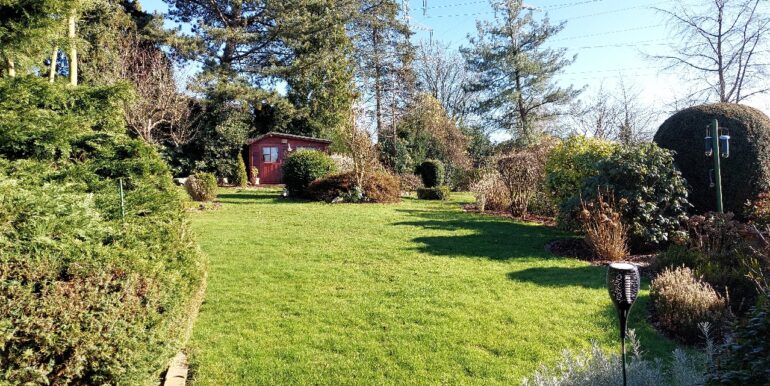 Der wunderschöne Garten mit Gartenhaus und Feuerstelle