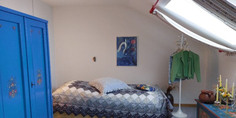 Ein gemütlicher Schlafraum im DG