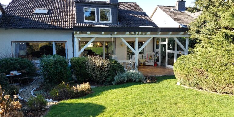 Blick auf die große und überdachte Terrasse