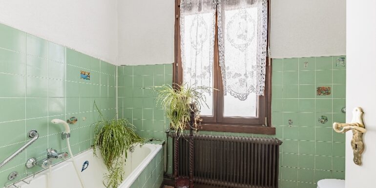 Wannenbad mit Fenster