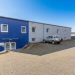 Haupteingang mit PKW- Stellplätze