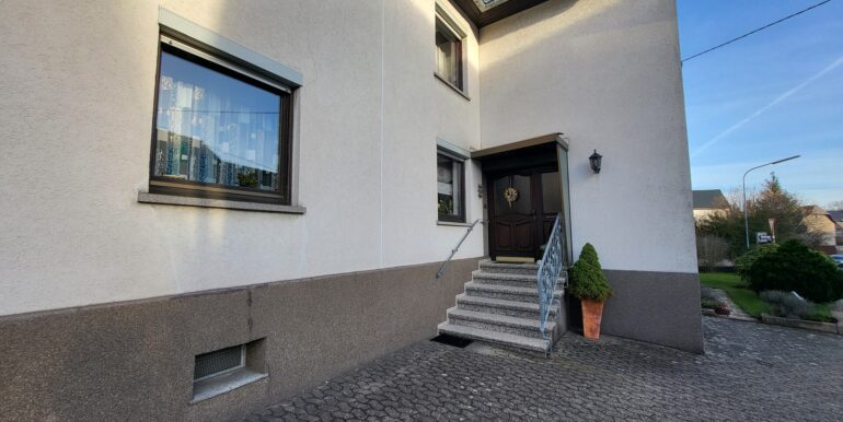 Eingangsbereich und Parkplatz