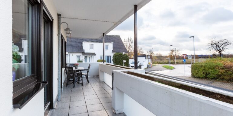 große überdachte Balkone