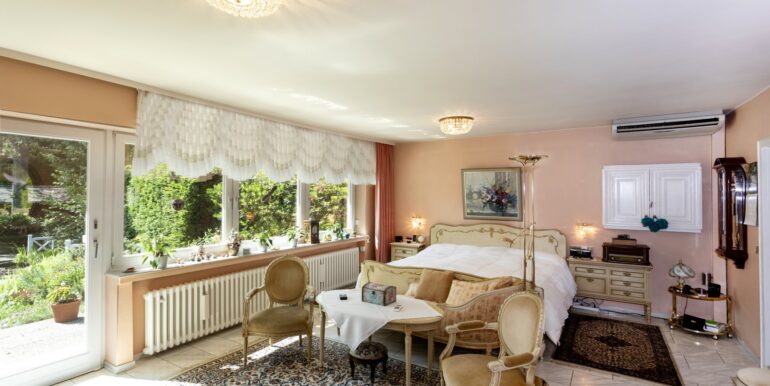 Separater Besprechungsraum im EG ...