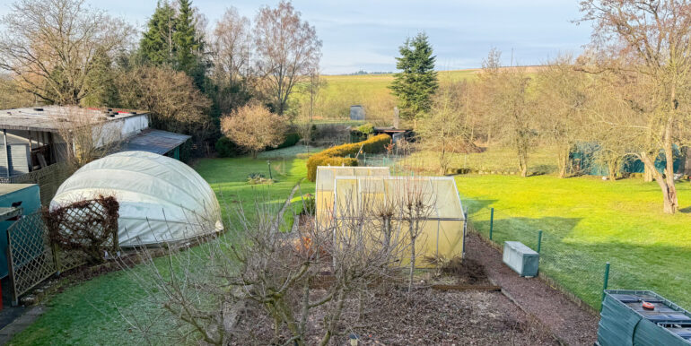 Gartenansicht mit Pool unter der Kuppel