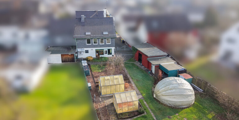 Gartenansicht mit Pool unter der Rundkuppel