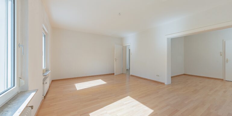 EG: heller Wohn-/Essbereich