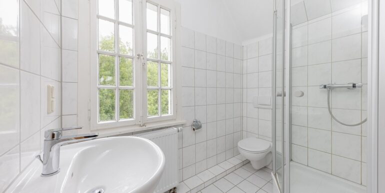 Wohnung 1: Tageslichtbad mit Dusche