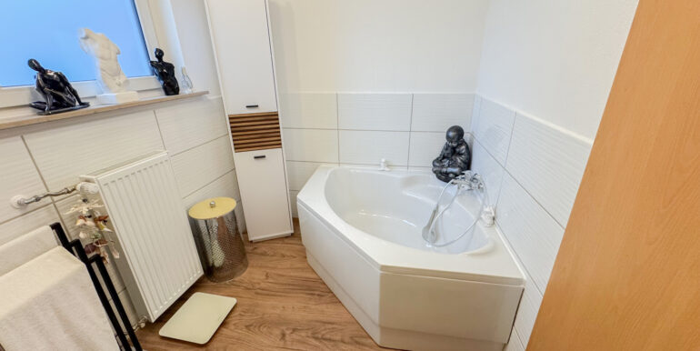 Tageslichtbad mit Wanne und Dusche EG