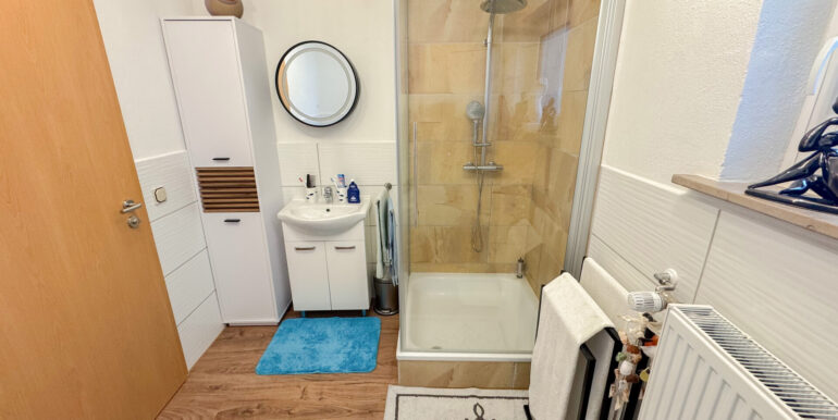 Tageslichtbad mit Wanne und Dusche EG