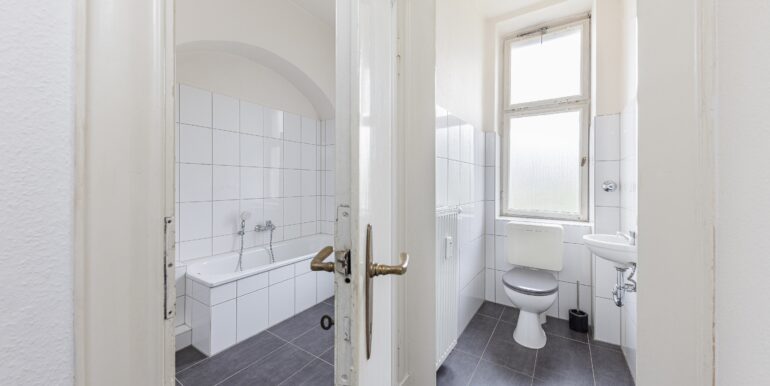 OG: Badezimmer mit separatem WC