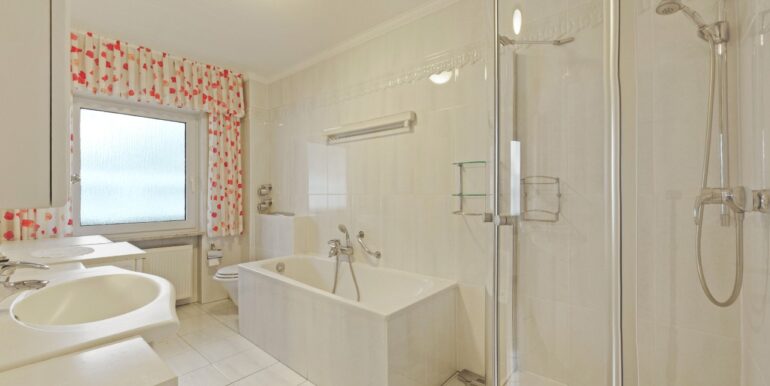 helles Dusch- und Wannenbad