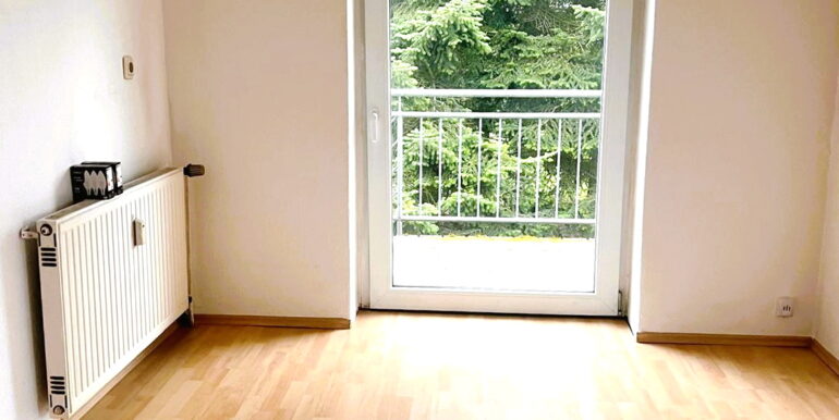 Essbereich mit Zugang zum Balkon