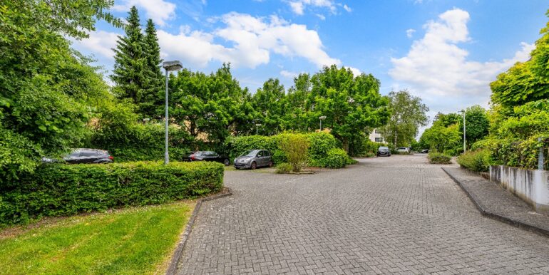 Parkplätze vor dem Haus