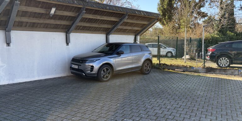 Teilüberdachter PKW-Stellplatz