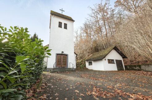 Kirchenliegenschaft mit Hoffläche