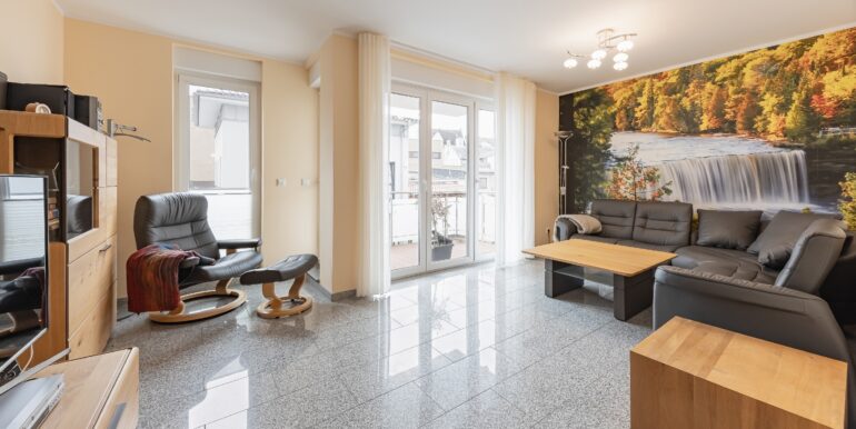 Wohnbereich mit Zugang zum Balkon