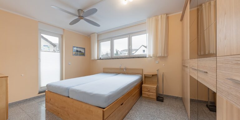 Schlafzimmer mit Zugang zur Terrasse