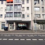 Gebäudeansicht mit Einfahrt