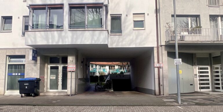 Gebäudeansicht mit Einfahrt