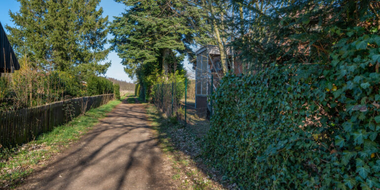 Weg direkt neben dem Grundstück