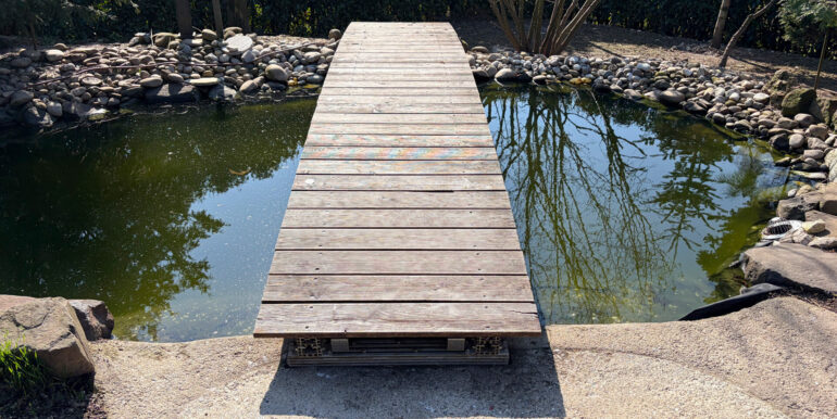 Naturteich mit Holzbrücke