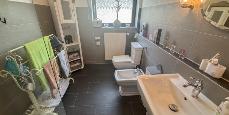 Tageslichtbad mit Wanne und Dusche