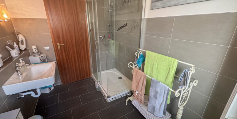 Tageslichtbad mit Wanne und Dusche