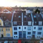 Straßenansicht mit Rhein und Stadtblick