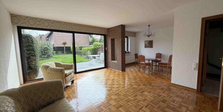 geräumiges Wohnzimmer...