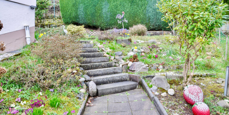 Aufgang neben dem Haus