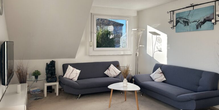 lichtdurchflutetes Wohnzimmer