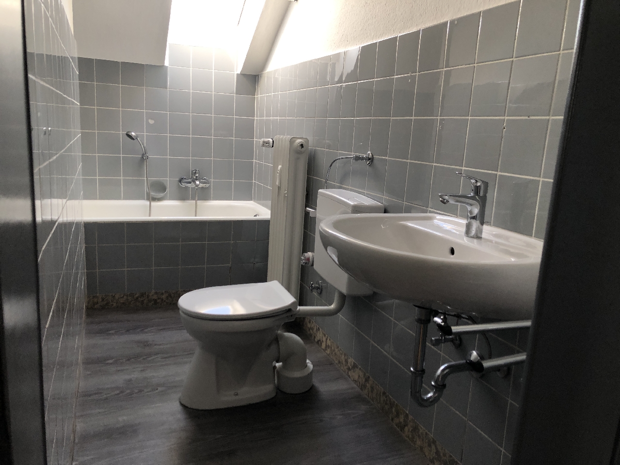 Schöne geräumige 2-Zimmer im Dachgeschoss einer Jugendstilvilla - Photo 2