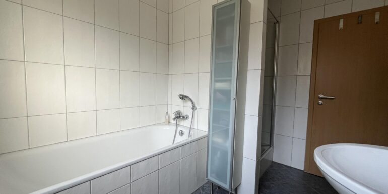 ... mit Wanne und Dusche