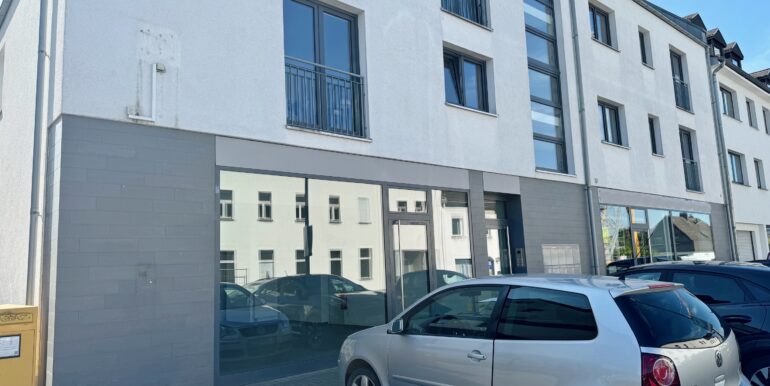 Fensterfront & Parkplätze