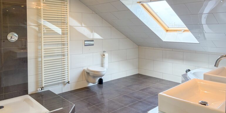 großzügies Badezimmer