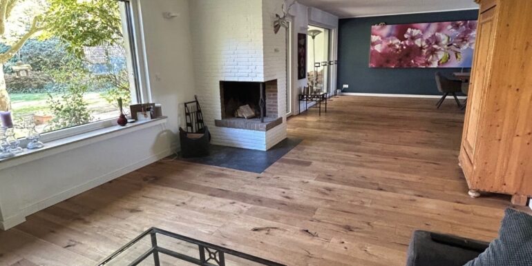 Blick zum Essbereich und Kamin