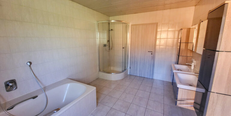 Tageslichtbad mit Wanne und Dusche EG