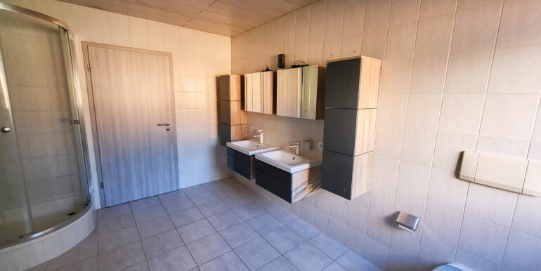 Tageslichtbad mit Wanne und Dusche EG