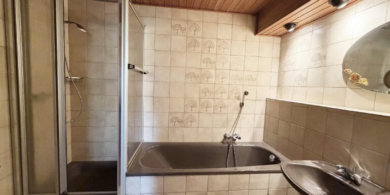 Badezimmer (Dusche + Wanne)