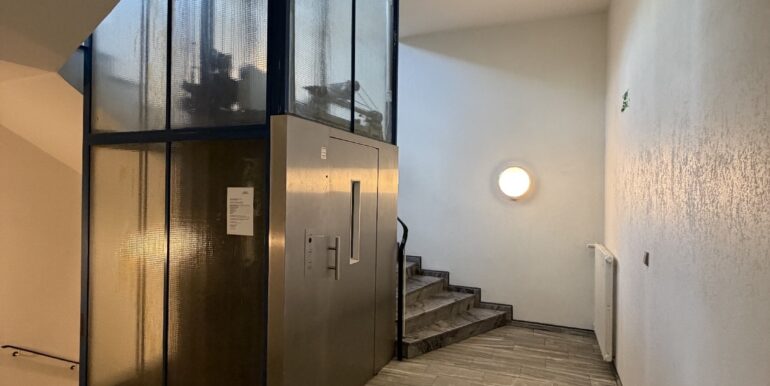 Hausflur mit modernem Fahrstuhl