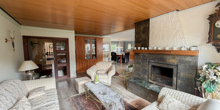 2. Wohnzimmer mit Kamin (EG)