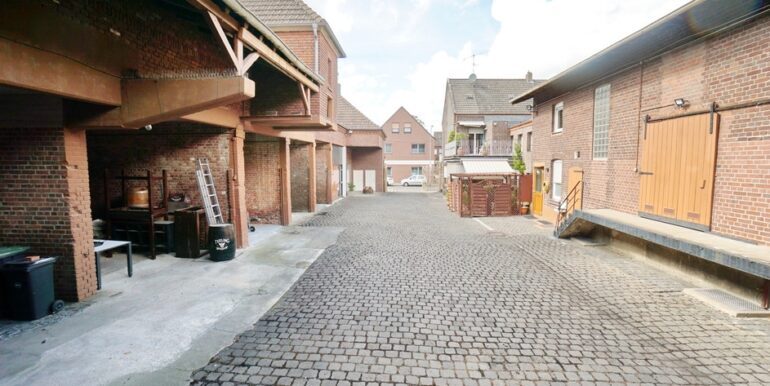 Innenhof mit Stellplätzen