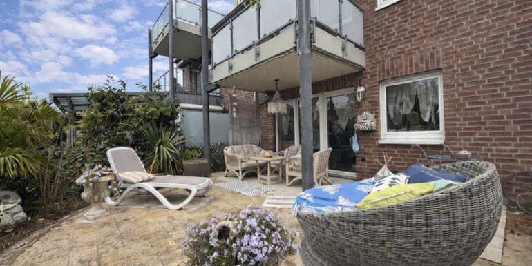 teilüberdachte Terrasse