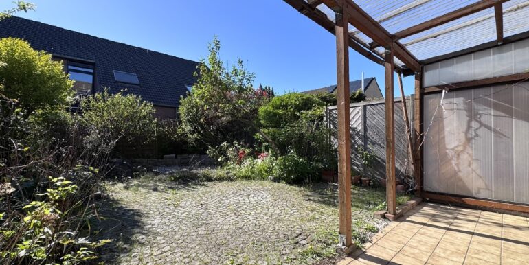 Blick in den sonnigen Garten