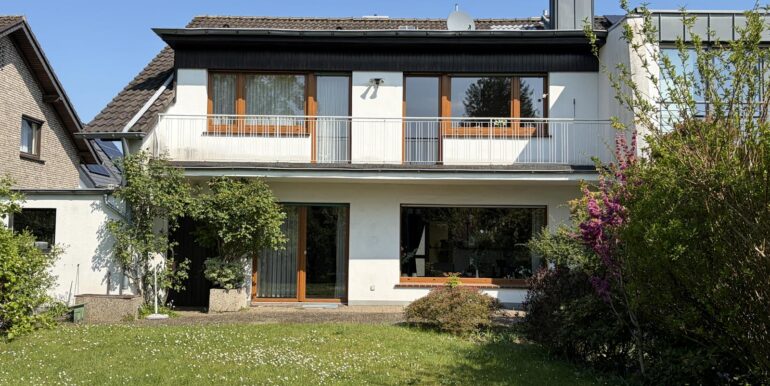 Hausrückseite mit Balkon